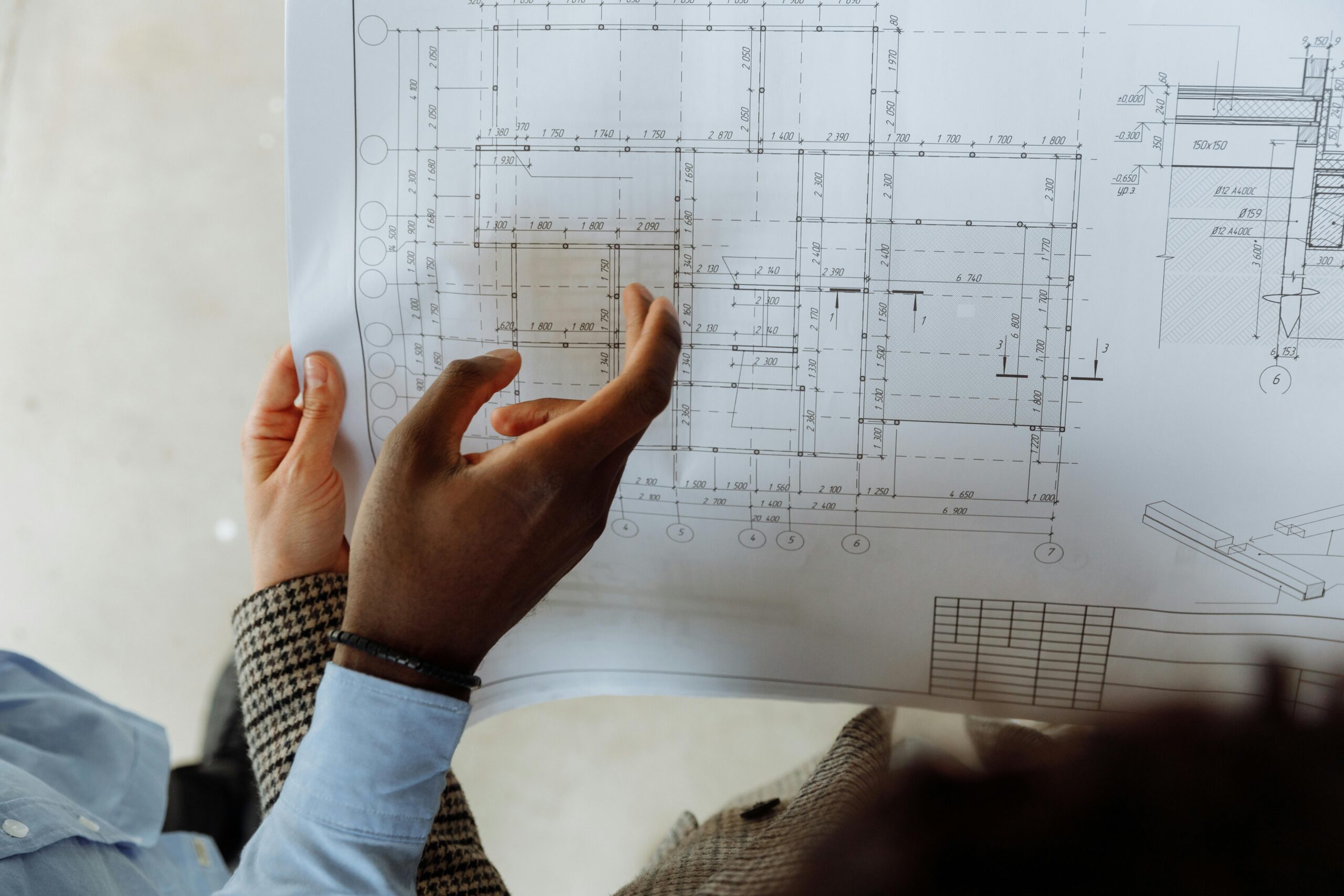 Estructura de obra y equipo trabajando